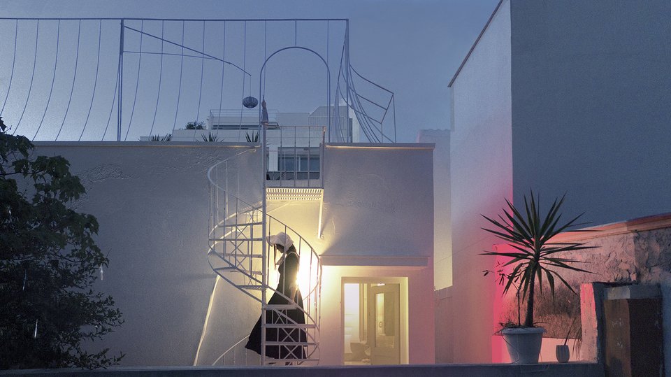 Η σκάλα υπηρεσίας που οδηγεί στην ταράτσα της μονοκατοικίας. 