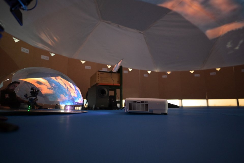 Το εντυπωσιακό σχολικό πλανητάριο που έχει δημιουργηθεί στο 9ο Δημοτικό Σχολείο Κομοτηνής