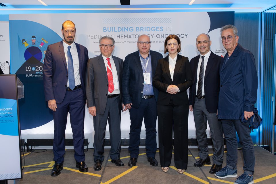 Η αναπληρώτρια Υπουργός Υγείας Ειρήνη Αγαπηδάκη με τον Κοινό Διοικητή των Νοσοκομείων Παίδων «Η ΑΓΙΑ ΣΟΦΙΑ» και «Π.&Α.ΚΥΡΙΑΚΟΥ» Μανώλη Παπασάββα και τους Διευθυντές των Μονάδων/Τμημάτων της Ογκολογικής Μονάδας Παίδων «Μαριάννα Β. Βαρδινογιάννη-ΕΛΠΙΔΑ» Βασίλειο Παπαδάκη, Δημήτριο Δογάνη, Αντώνη Καττάμη και Ευγένιο Γουσέτη