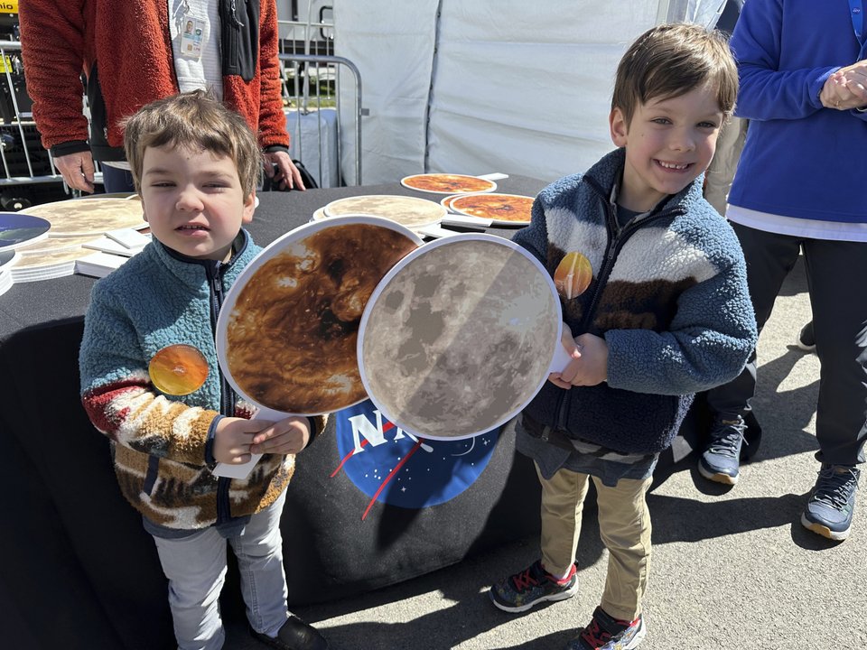 Παιδιά σε κιόσκι της NASA, όπου διατίθενται αξεσουάρ παρατήρησης της ηλιακής έκλειψης, στο Κλίβελαντ του Οχάιο