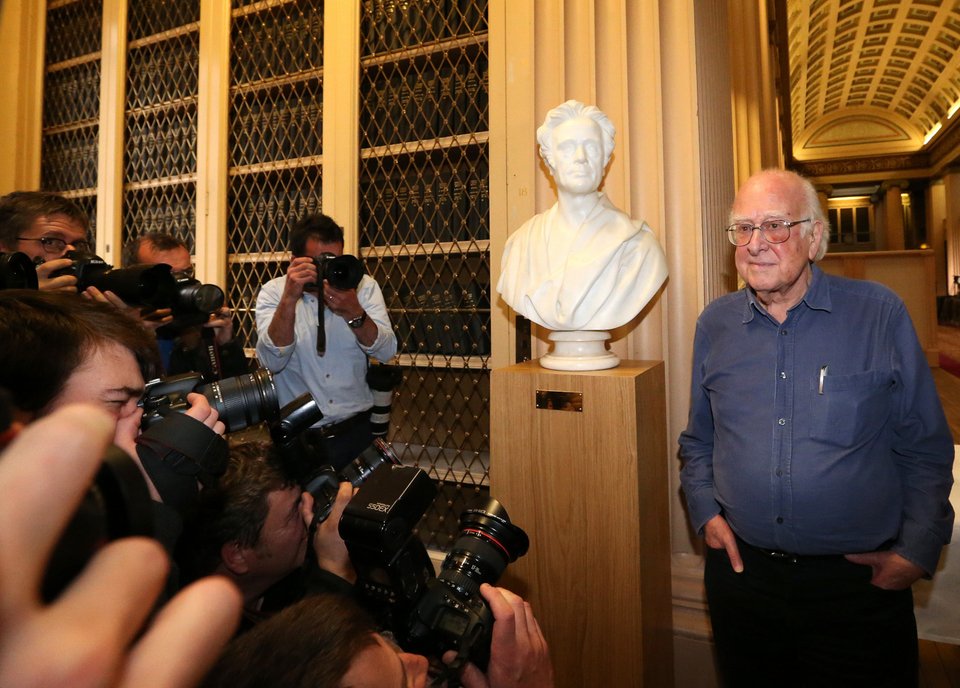 Ο Πίτερ Χιγκς ποζάρει στις 11 Οκτωβρίου 2013 στο φακό των ΜΜΕ, που απέφευγε σε όλη του τη ζωή