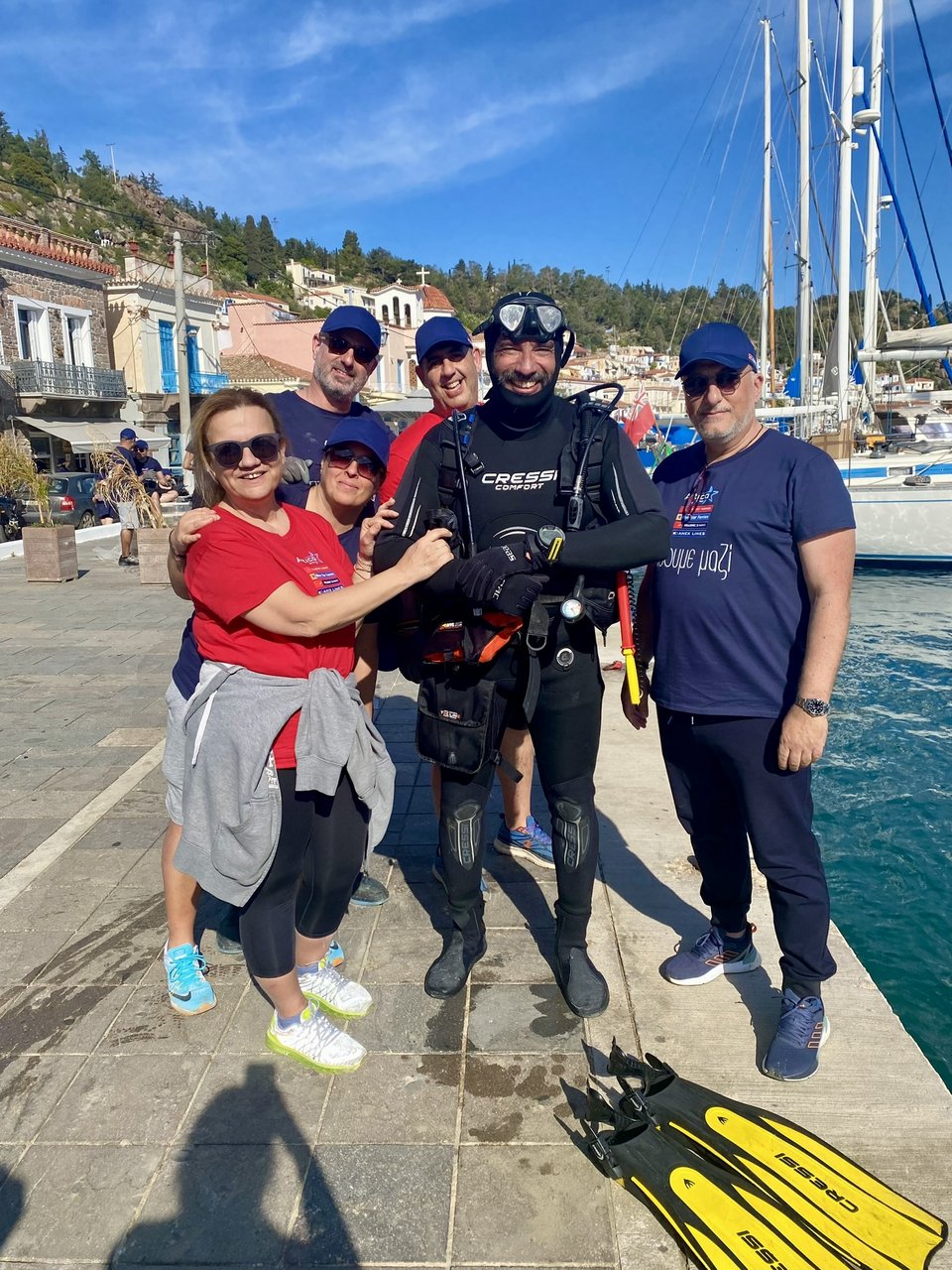 Ο Αναπληρωτής Διευθύνων Σύμβουλος της Attica Group, κ. Διονύσης Θεοδωράτος με μέλη της ομάδας εθελοντών – εργαζομένων του Ομίλου Attica 