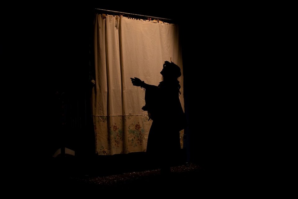 Η Όλια Λαζαρίδου σκηνοθετεί την παράσταση «Θεόφιλος Sold», σε κείμενο του Σαμσών Ρακά, στο θέατρο της Ανωτάτης Σχολής Καλών Τεχνών