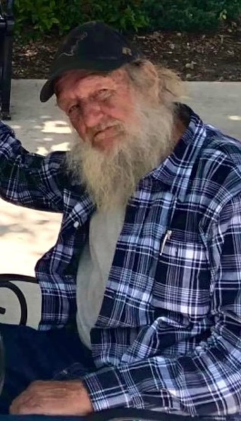 To θύμα του εφήβου, ο 69χρονος άστεγος Γουόρεν Μπαρνς, ήταν πολύ αγαπητός στην τοπική κοινωνία