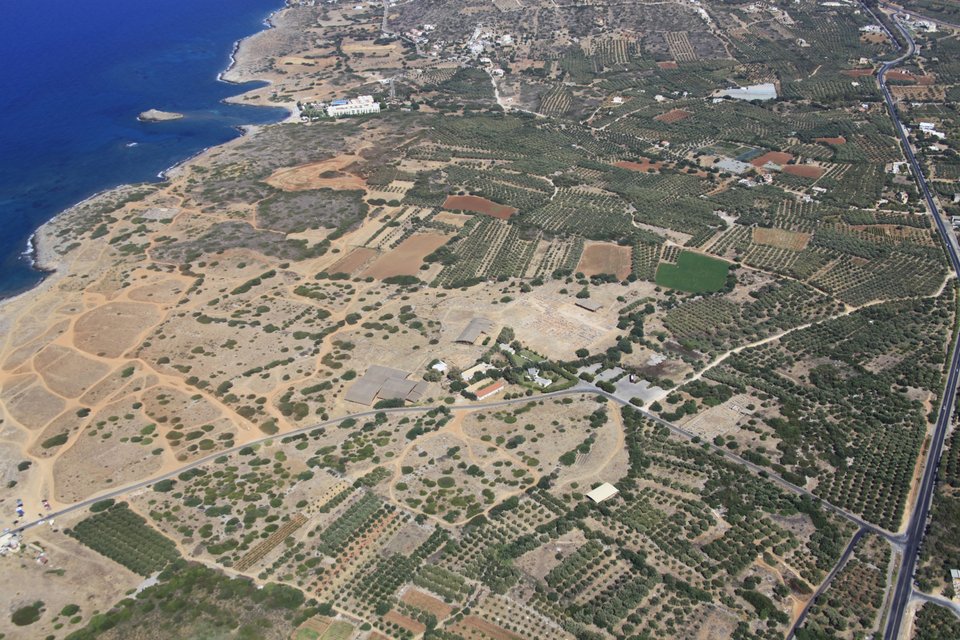 Άποψη του αρχαιολογικού χώρου των Μαλίων από ψηλά