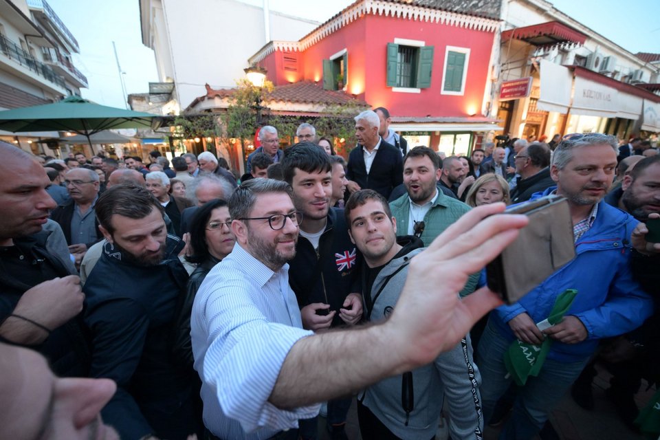 Ο Ν. Ανδρουλάκης βγάζει selfies με κατοίκους της Πρέβεζας -Φωτογραφία: Γ.Τ ΠΑΣΟΚ-ΚΙΝΑΛ