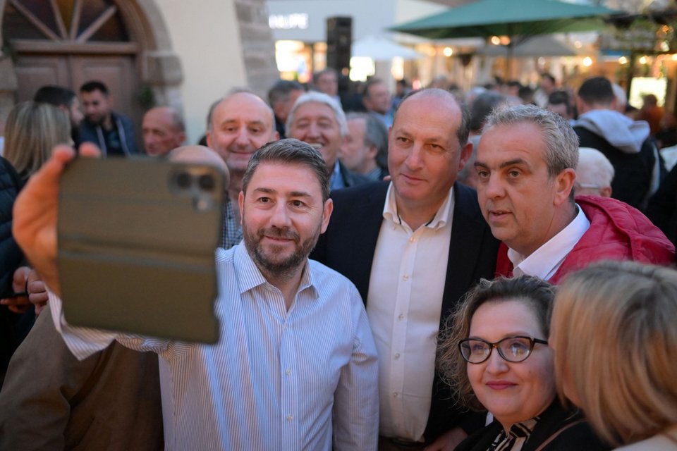 Ο Ν. Ανδρουλάκης βγάζει selfies με κατοίκους της Πρέβεζας -Φωτογραφία: Γ.Τ ΠΑΣΟΚ-ΚΙΝΑΛ