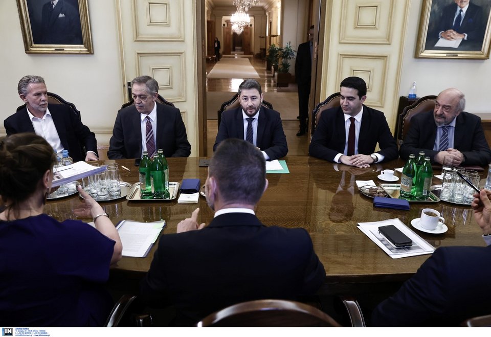 Ο Ν. Ανδρουλάκης με την αντιπροσωπεία του ΠΑΣΟΚ (Γερουλάνο, Π. Κουλουλόπουλο, Μιχ. Κατρίνη και Γ. Νικητιάδη) στη συνάντηση με Στουρνάρα
