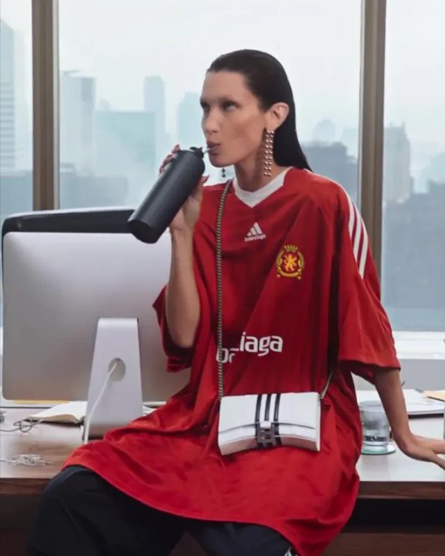 Η Balenciaga εγκαινίασε νέα καμπάνια με πρωταγωνίστρια την Bella Hadid, η οποία φοράει ρούχα που μοιάζουν με την εμβληματική φανέλα της Man United του 1998