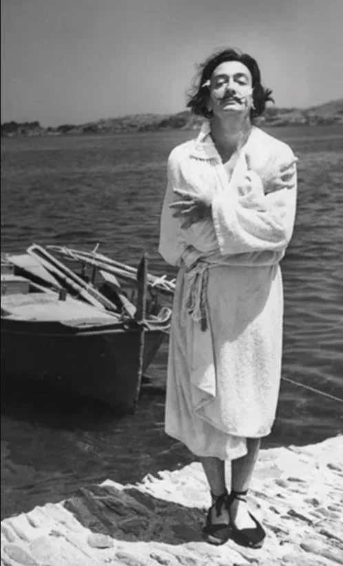 Ο Σαλβαντόρ Νταλί φοράει εσπαντρίγιες του ηλικίας σχεδόν 100 ετών οίκου Castaner