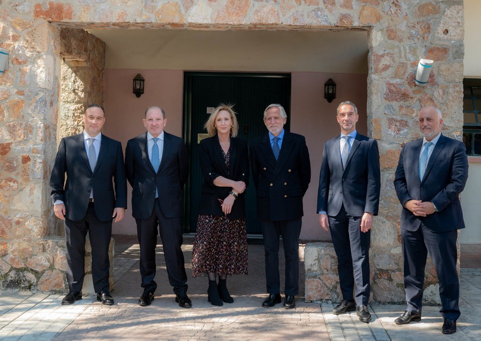 Παναγιώτης Παπαδόδημας, επιτελικός διευθυντής Διοίκησης & Μετασχηματισμού Attica Group. Κυριάκος Μάγειρας, πρόεδρος Attica Group. Άρτεμις Βασιλικοπούλου, εθνική διευθύντρια Special Olympics Hellas. Διονύσης Κοδέλλας, πρόεδρος Special Olympics Hellas. Πάνος Δικαίος, διευθύνων σύμβουλος Attica Group. Διονύσης Θεοδωράτος, αναπληρωτής διευθύνων σύμβουλος Attica Group.