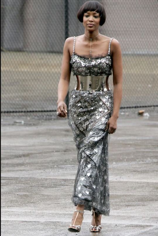  H Nαόμι εμφανίζεται με δημιουργία Dolce &amp; Gabbana για την κοινοτική εργασία που της είχε υποβληθεί, την τελευταία μέρα της ποινής, το 2007 