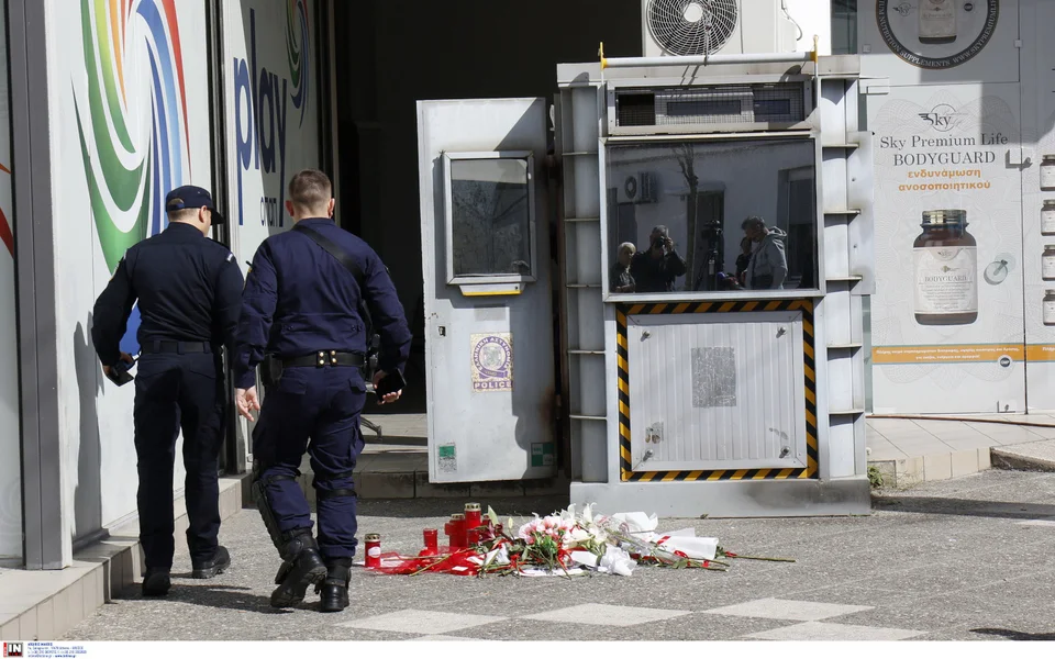 Λουλούδια έξω από το ΑΤ Αγίων Αναργύρων όπου δολοφονήθηκε η Κυριακή / Φωτογραφία: INTIME 