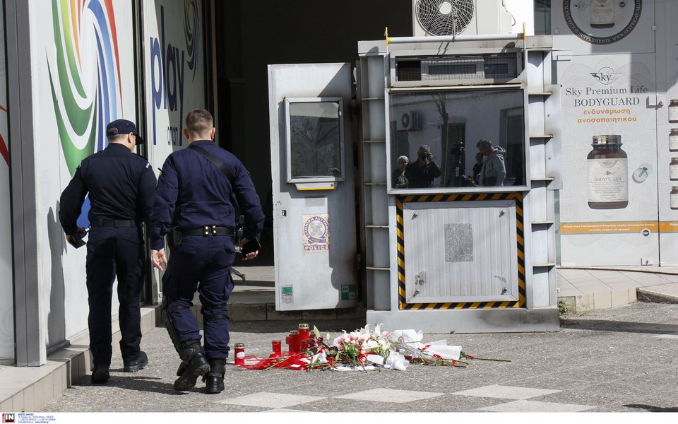 Λουλούδια έξω από το ΑΤ Αγίων Αναργύρων όπου δολοφονήθηκε η Κυριακή / Φωτογραφία: INTIME