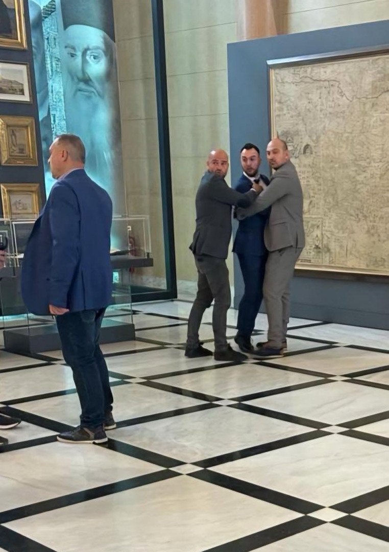 Ο Κωνσταντίνος Φλώρος μετά την επίθεση στο βουλευτή της Ελληνικής Λύσης