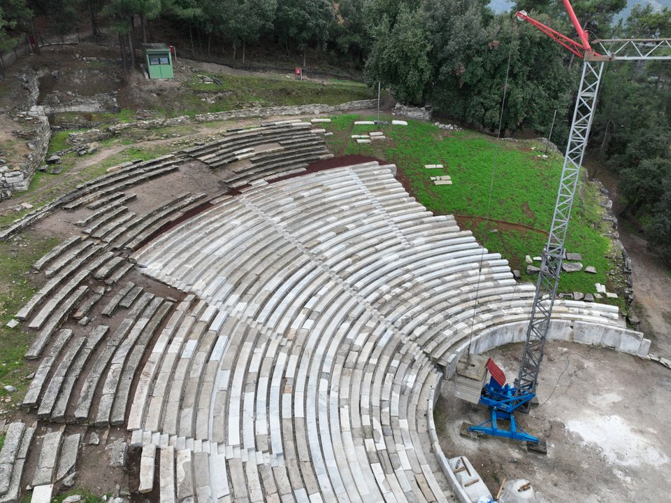 Κτίστηκαν εκ νέου 29 σειρές υποδομών, αντί για 13 που προβλέπονταν αρχικά, έγιναν εργασίες σε 177 αρχαία εδώλια στην άνω αδιατάρακτη ζώνη και τοποθετήθηκαν 622 σύγχρονα και αρχαία εδώλια και 147 σύγχρονα σκαλιά στην κύρια ζώνη αναστήλωσης