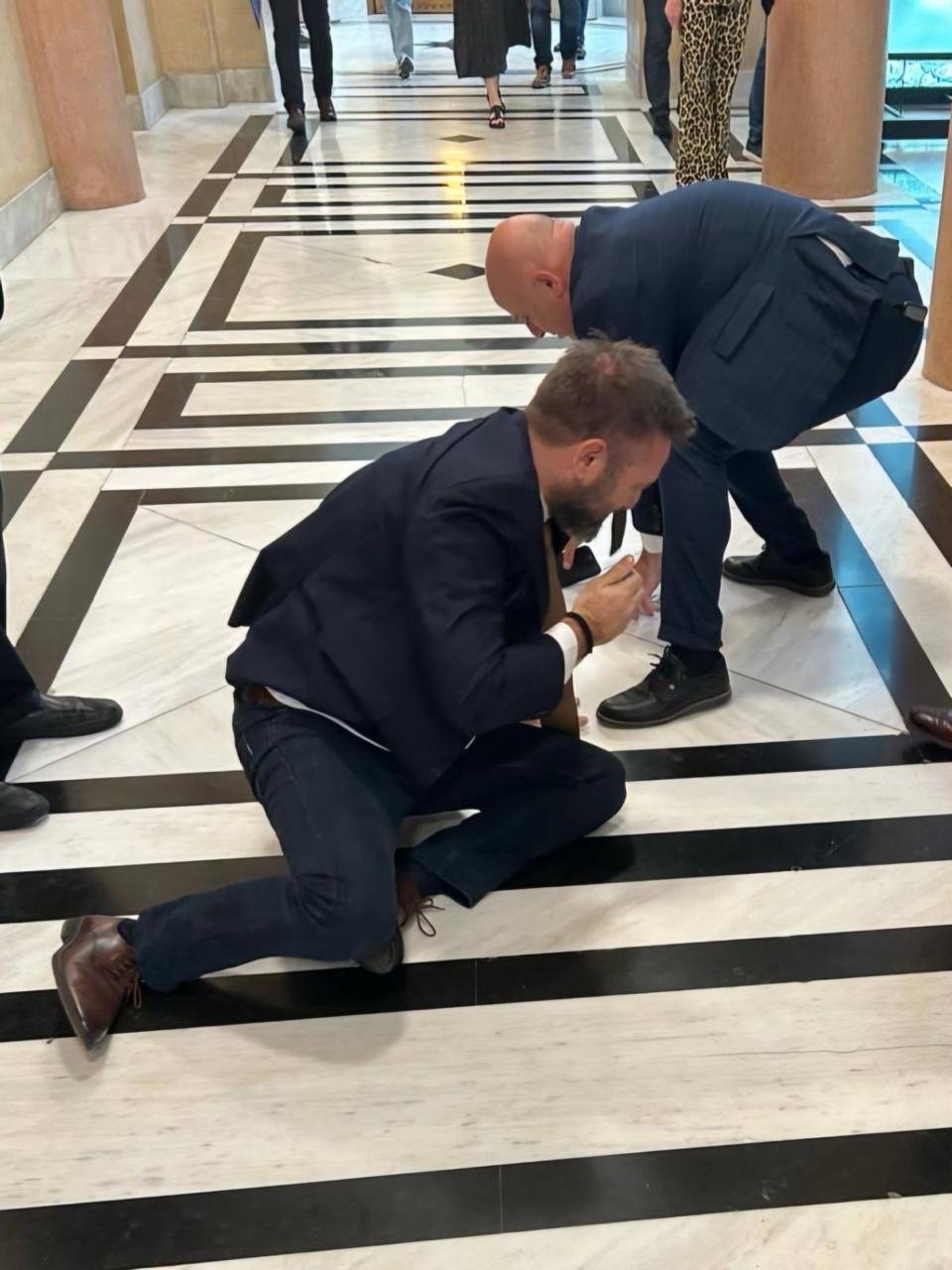 Πεσμένος στο πάτωμα ο βουλευτής Βασίλης Γραμμένος