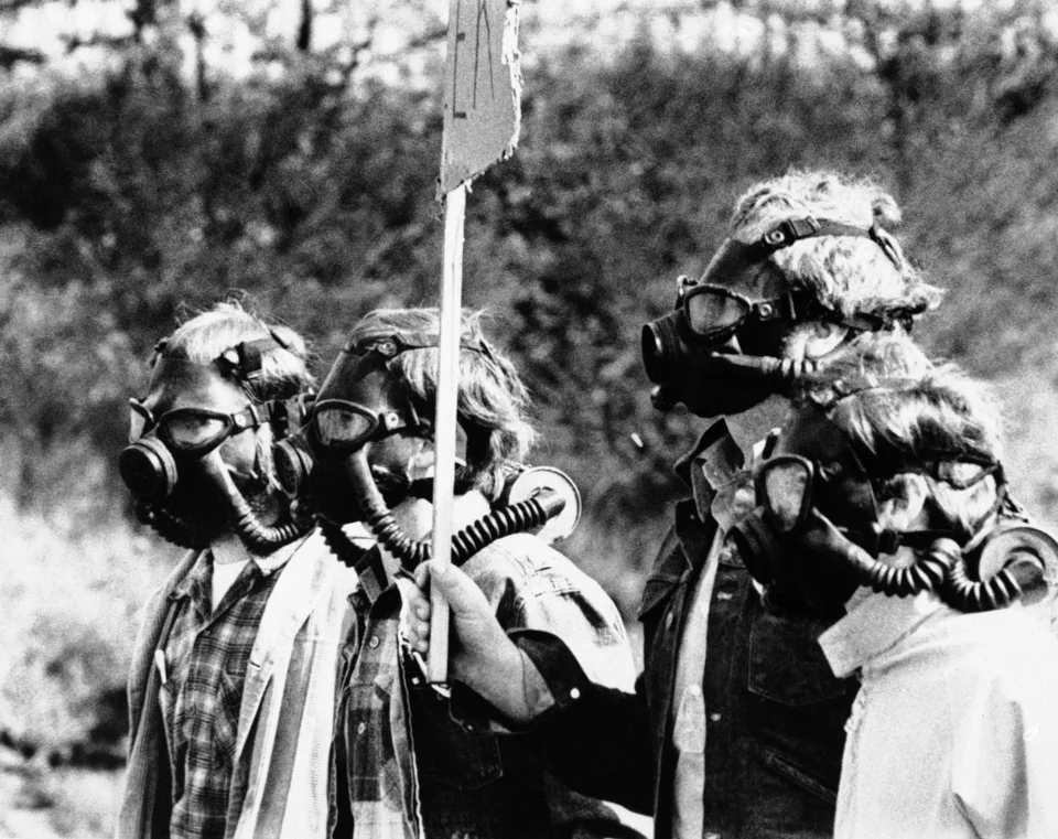 «Προσπαθούμε να δείξουμε τις επιπτώσεις της ρύπανσης, αλλά οι περισσότεροι μας αγνοούν» δήλωσε ο Κεν Κόχραν σε διαμαρτυρία στο πλαίσιο της Εβδομάδας της Γης, 21 Απριλίου 1970