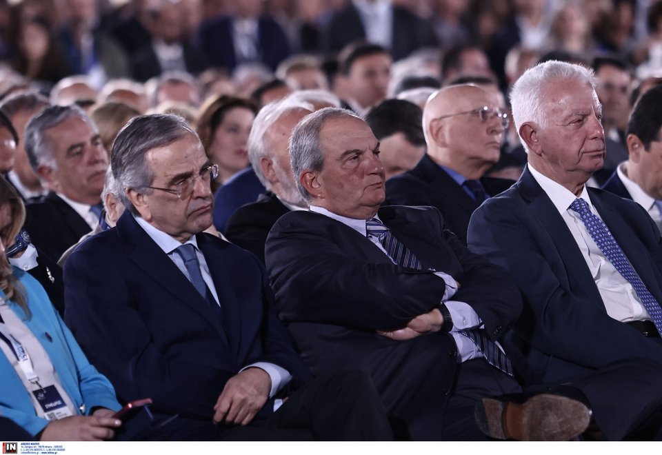 Αντώνης Σαμαράς, Κώστας Καραμανλής και Παναγιώτης Πικραμμένος παρακολουθούν την ομιλία του πρωθυπουργού Κυριάκου Μητσοτάκη / Φωτογραφία: Intimenews/ΛΙΑΚΟΣ ΓΙΑΝΝΗΣ