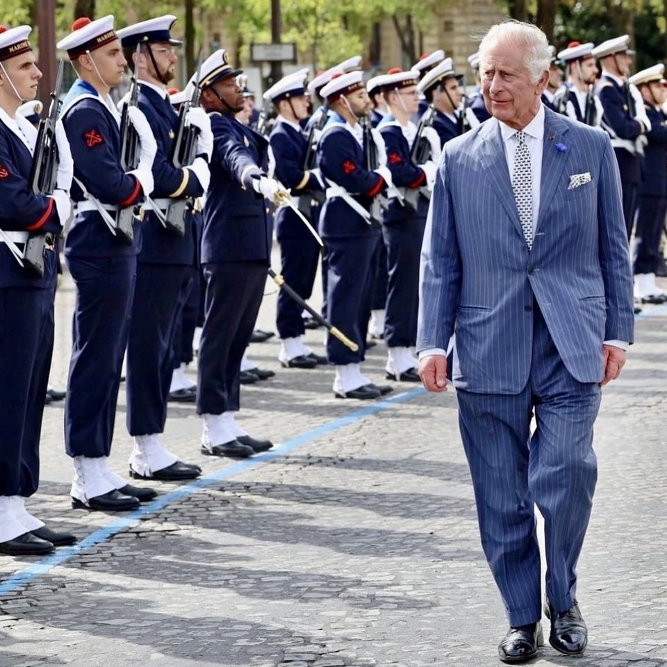 Ο βασιλιάς Κάρολος επιθεωρεί γαλλικό άγημα φορώντας τη γραβάτα με τον Κρητικό Πέλεκυ