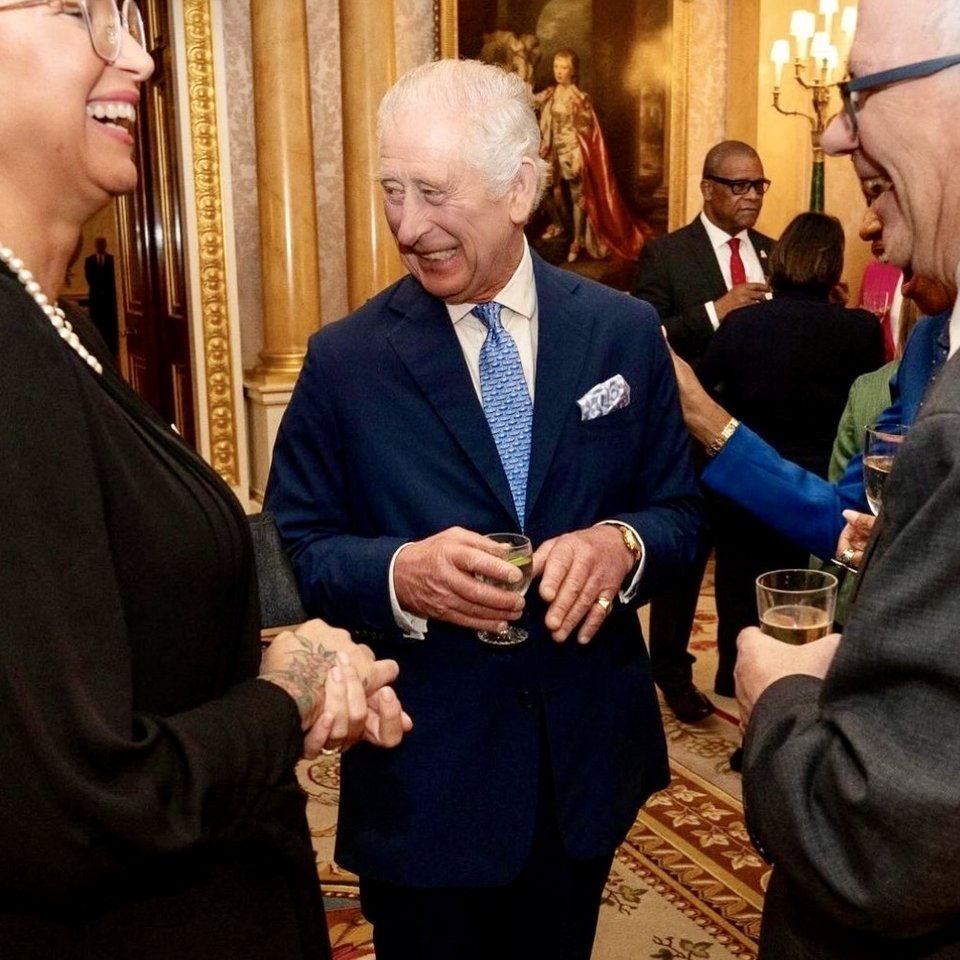 Ο Κάρολος σε εκδήλωση στο Buckingham Palace φορώντας τη γραβάτα με τα Καΐκια