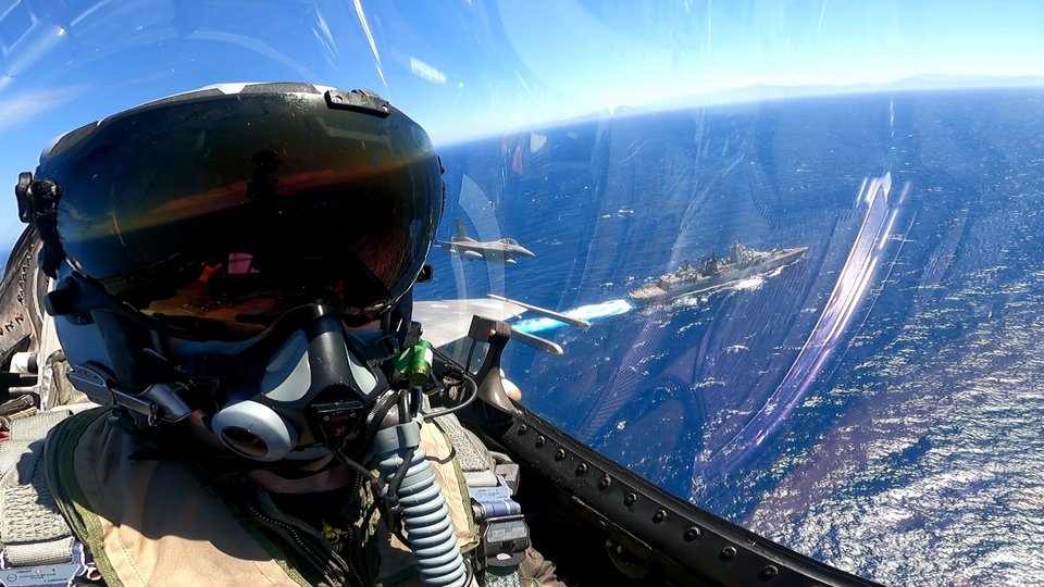 Συνεκπαίδευση ελληνικών F-16 με γερμανική φρεγάτα νοτιοδυτικά της Κρήτης