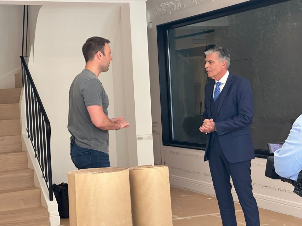 Ο Στέφανος Κασσελάκης παρουσιάζει το σπίτι του στον Ευαγγελάτο
