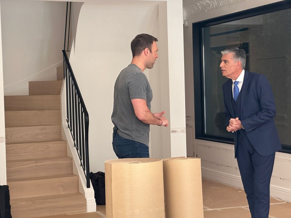 Ο Στέφανος Κασσελάκης παρουσιάζει το σπίτι του στον Ευαγγελάτο