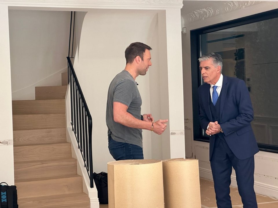 Ο Στέφανος Κασσελάκης παρουσιάζει το σπίτι του στον Ευαγγελάτο