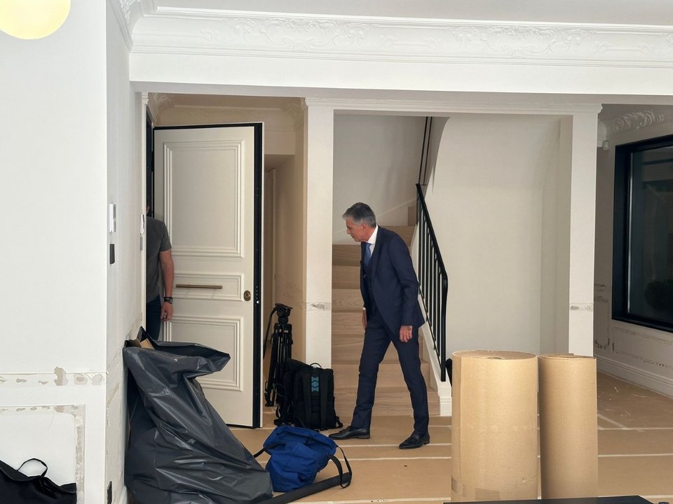 Ο Στέφανος Κασσελάκης παρουσιάζει το σπίτι του στον Ευαγγελάτο