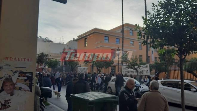Κατάληψη 8μηνων εργαζομένων της Κοινωφελούς Εργασίας στο δημαρχείο Πάτρας / tempo24.news
