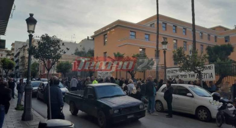Κατάληψη 8μηνων εργαζομένων της Κοινωφελούς Εργασίας στο δημαρχείο Πάτρας / tempo24.news