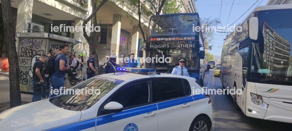 Ατύχημα με ανοιχτό διώροφο τουριστικό λεωφορείο στην Πανεπιστημίου