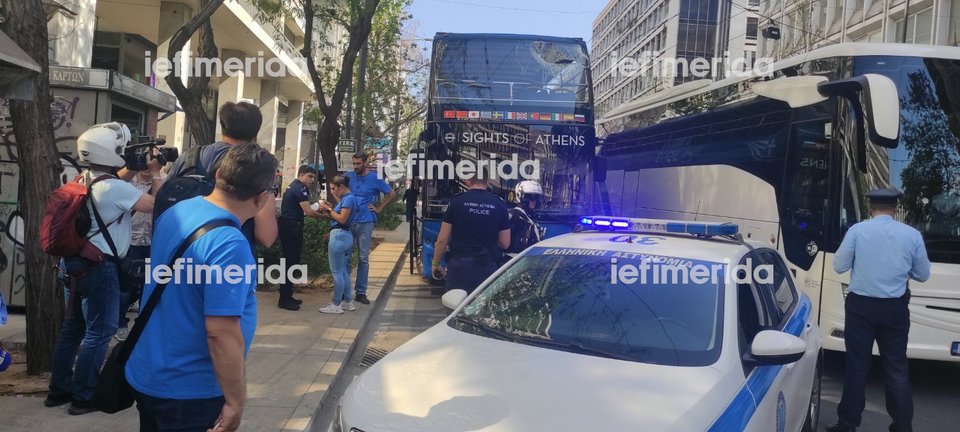 Ατύχημα με ανοιχτό διώροφο τουριστικό λεωφορείο στην Πανεπιστημίου