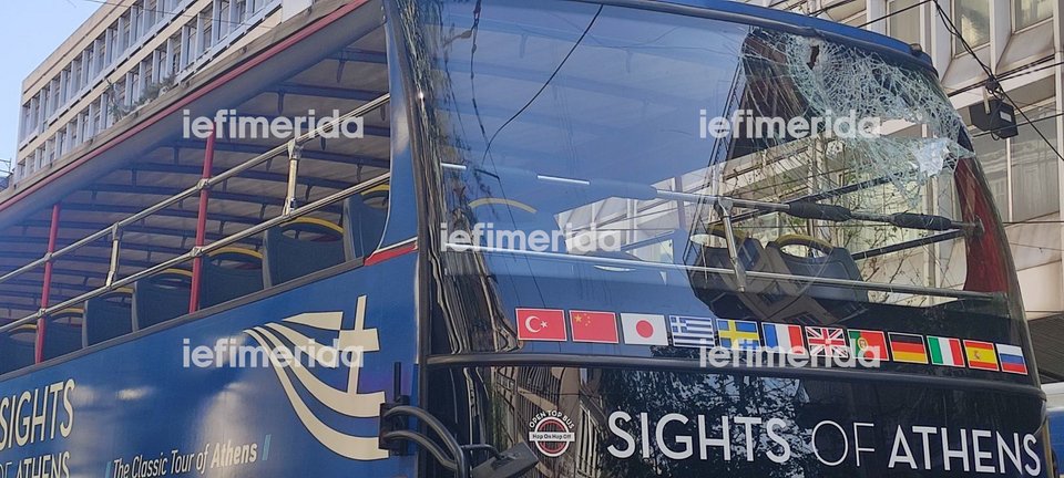 Ατύχημα με ανοιχτό διώροφο τουριστικό λεωφορείο στην Πανεπιστημίου