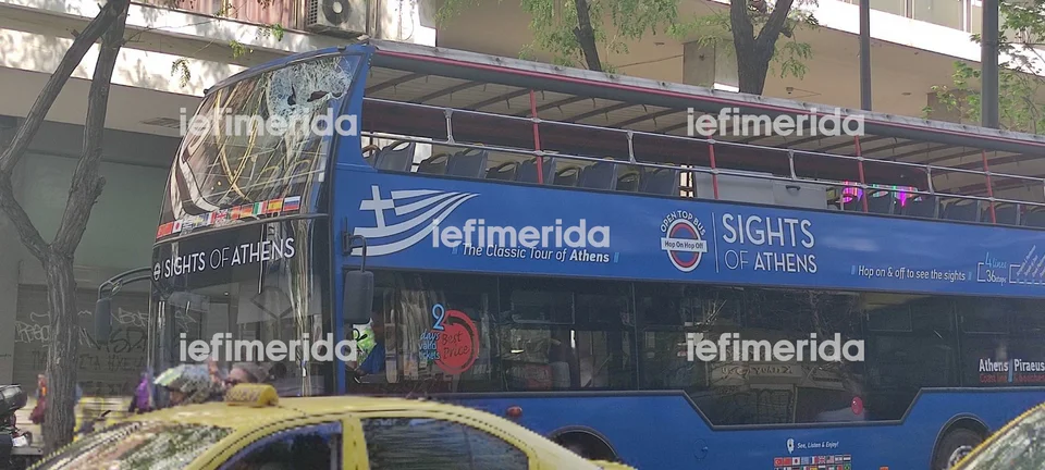 Ατύχημα με ανοιχτό διώροφο τουριστικό λεωφορείο στην Πανεπιστημίου