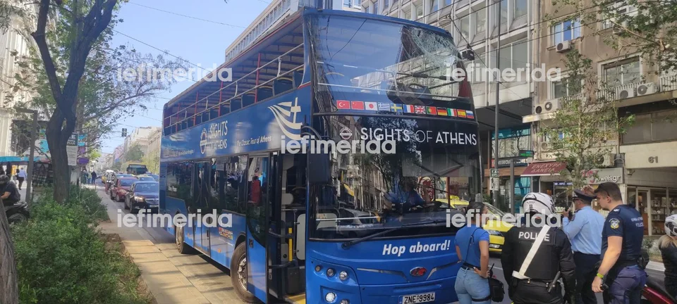 Ατύχημα με ανοιχτό διώροφο τουριστικό λεωφορείο στην Πανεπιστημίου