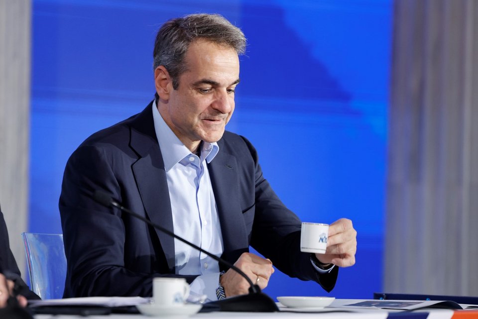 Ο Κυριάκος Μητσοτάκης πίνει εσπρεσσάκι σε φλιτζάνι της ΝΔ