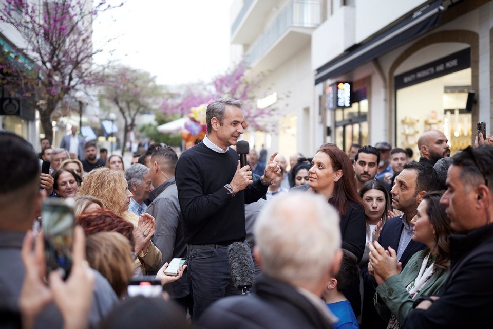 Ο Κυριάκος Μητσοτάκης στη Ρόδο, απευθύνει χαιρετισμό σε πολίτες / Φωτογραφία: Γρ. Τύπου Πρωθυπουργού/ΔΗΜΗΤΡΗΣ ΠΑΠΑΜΗΤΣΟΣ
