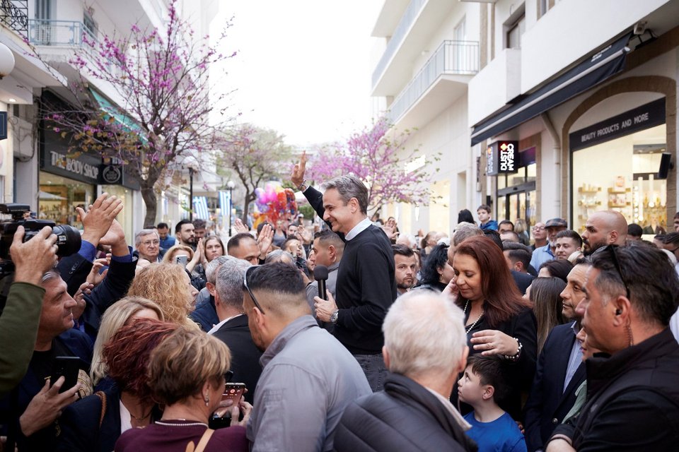 Ο Κυριάκος Μητσοτάκης στη Ρόδο, απευθύνει χαιρετισμό σε πολίτες / Φωτογραφία: Γρ. Τύπου Πρωθυπουργού/ΔΗΜΗΤΡΗΣ ΠΑΠΑΜΗΤΣΟΣ