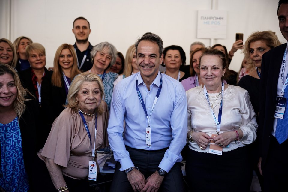 Ο Κυριάκος Μητσοτάκης φωτογραφίζεται με Νεοδημοκράτισσσες στο Ζάππειο -Φωτογραφία: Menelaos Myrillas / SOOC