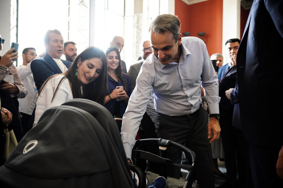 Ο Κυριάκος Μητσοτάκης παίζει με ένα μωρό στο Ζάππειο -Φωτογραφία: Menelaos Myrillas / SOOC