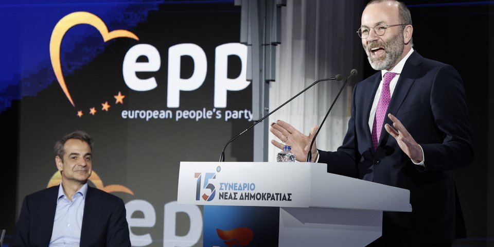 Ο επικεφαλής του ΕΛΚ Μάνφρεντ Βέμπερ και ο Κυριάκος Μητσοτάκης στο συνέδριο της ΝΔ -Φωτογραφία: ΓΙΩΡΓΟΣ ΚΟΝΤΑΡΙΝΗΣ/EUROKINISSI