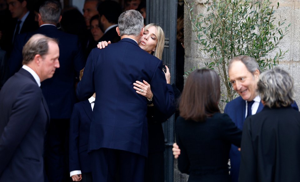 Η Νάντια Χαλαμανδάρη δέχεται τα συλλυπητήρια από τον βασιλιά Φελίπε