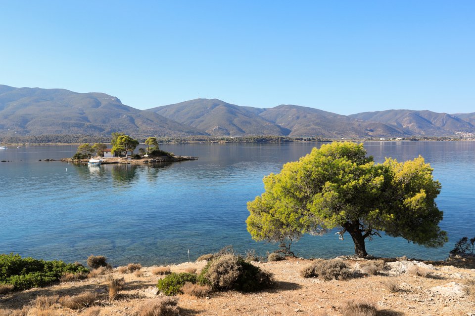 Το νησί Έρως ή Δασκαλιό κοντά στον Πόρο