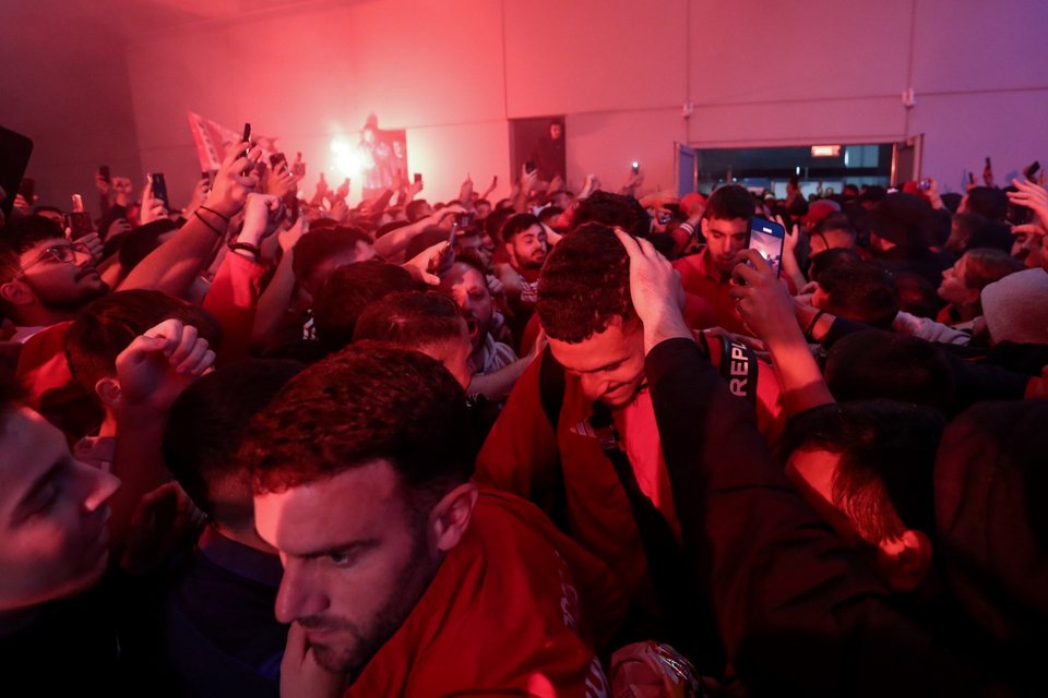 Ο Κάρμο «πνίγεται» στις αγκαλίές