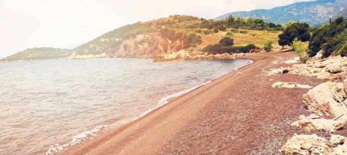 Πούντα, η διάσημη παραλία στο ΝΑ τμήμα του νησιού με την κοκκινωπή της αμμουδιά.