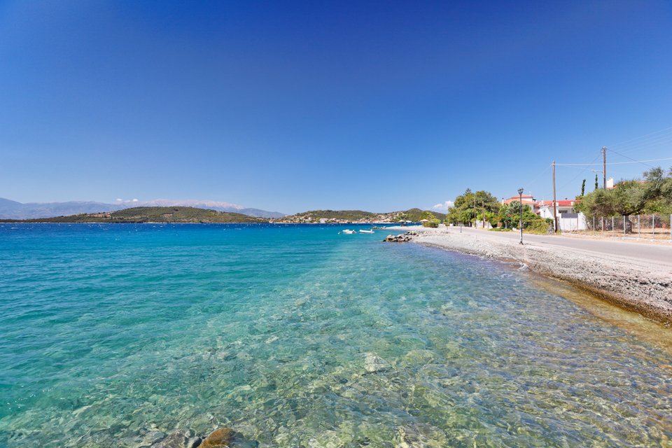 Η παραλία της Σπηλιάς απέναντι από το νησί Τριζόνια