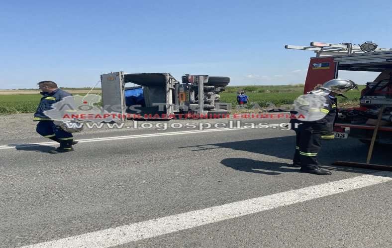 φορτηγό που ανετράπη μετά από τροχαίο δυστύχημα στα Γιαννιτσά