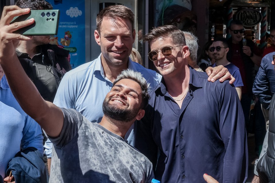 Ο Στέφανος Κασσελάκης με τον σύζυγό του Τάιλερ βγάζουν selfies με πολίτες
